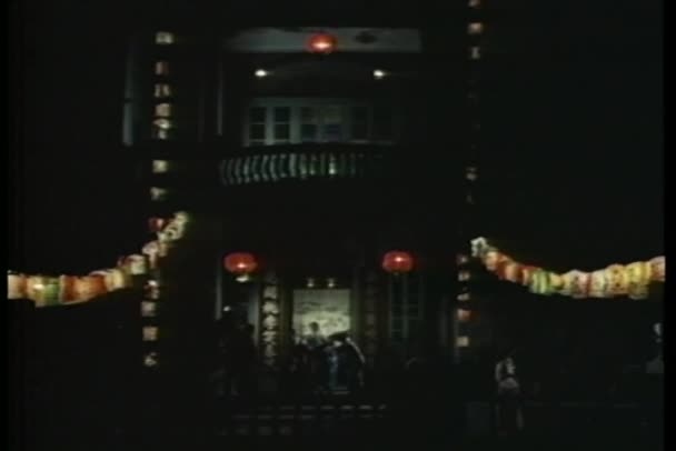 Выходной дом в окружении китайских фонарей — стоковое видео
