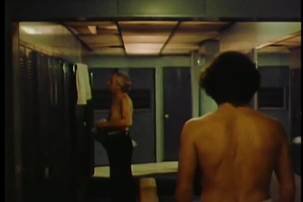 Twee mannen in de kleedkamer dimensionering elkaar omhoog — Stockvideo