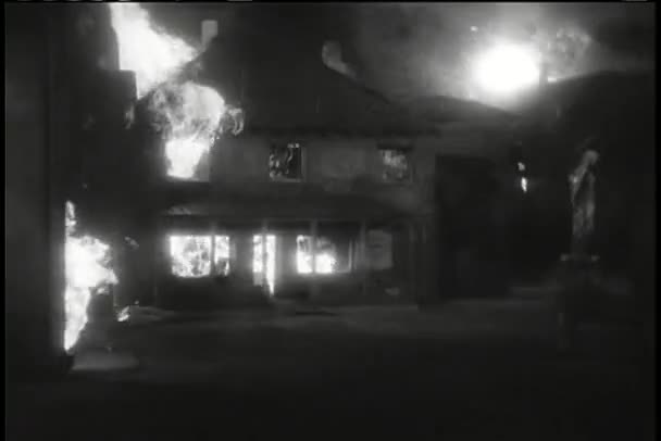 Дом в огне во время бомбежки — стоковое видео