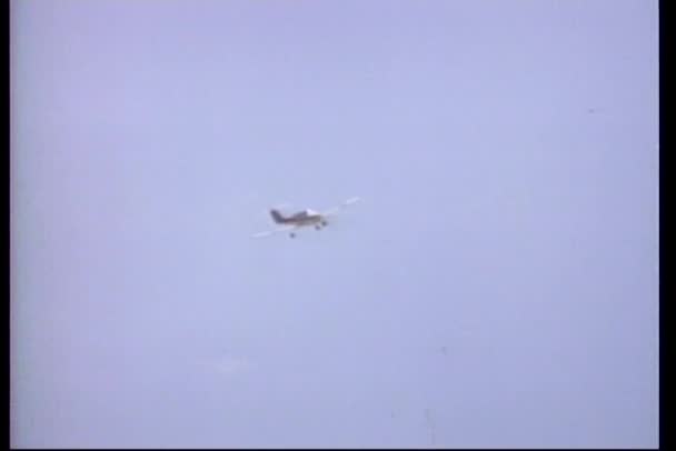 Propeller vliegtuig vliegt in blauwe hemel — Stockvideo