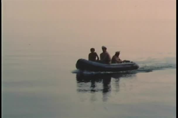 Quatro soldados cruzando o oceano em jangada inflável — Vídeo de Stock
