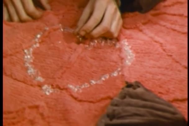 Mani raccogliendo diamanti a forma di cuore — Video Stock