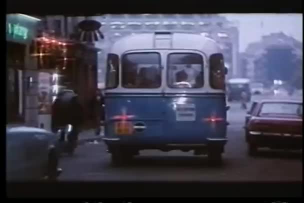 Coches de visión trasera y autobús que conduce por la calle de la ciudad — Vídeo de stock