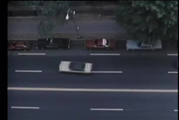 Letecký pohled na aut na ulici města — Stock video