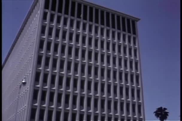 Schüsse auf Bürogebäude — Stockvideo