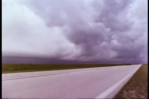 Auto fährt leere Straße entlang — Stockvideo