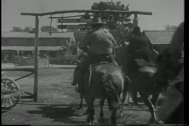 Visão traseira de cowboys a cavalo montando no rancho — Vídeo de Stock