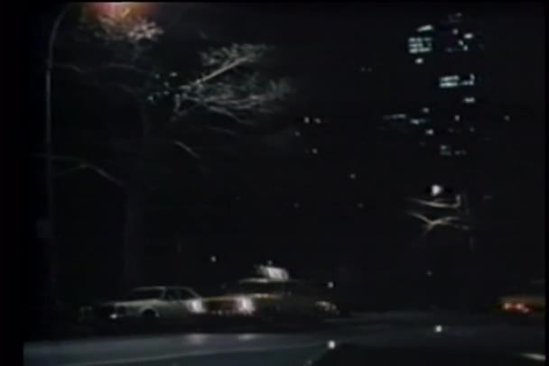 Verkehr am Central Park West in der Nacht — Stockvideo