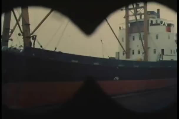 Ver através de binóculos olhando para o navio — Vídeo de Stock