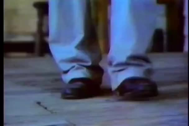 Primer plano de los pies caminando — Vídeo de stock