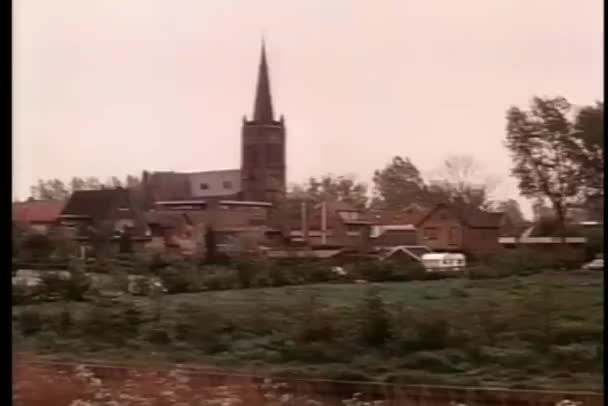 Tot oprichting van schot van kleine stad met grote kerk toren in centrum — Stockvideo