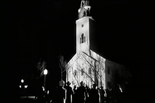 Vista trasera multitud corriendo a la iglesia por la noche — Vídeos de Stock