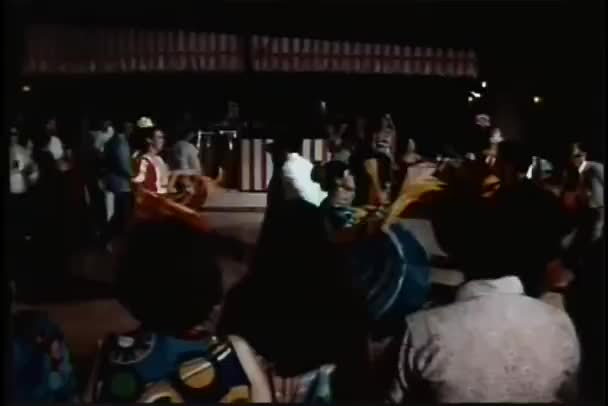 W Meksyku kostiumy dancing w nocnym klubie — Wideo stockowe