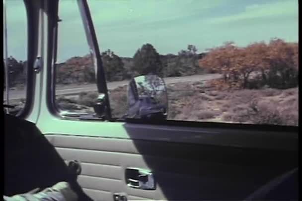 Primer plano de la mano rodando por la ventana del coche — Vídeos de Stock