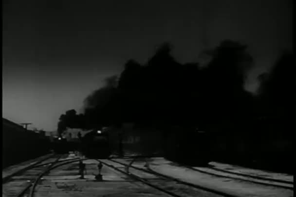 Tren de tiro largo tirando en la estación por la noche — Vídeo de stock