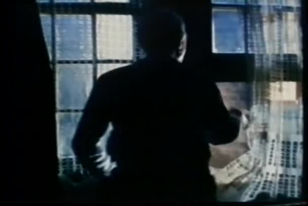 hombre en cuarto oscuro mirando por la ventana — Vídeos de Stock ... hombre en cuarto oscuro mirando por la ventana — Vídeos de Stock ...