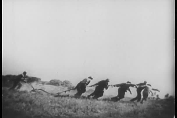 Weitschuss der Männer beim Pflügen Feld — Stockvideo