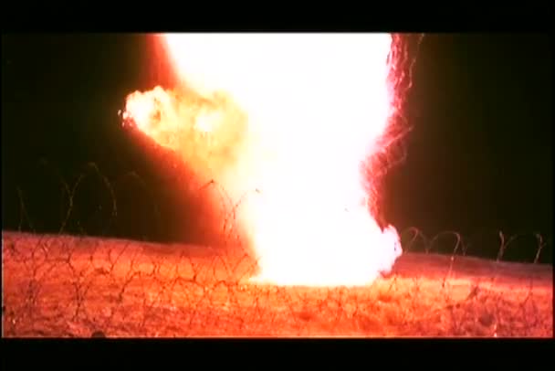 Explosion d'une bombe en pleine nuit — Video