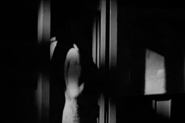 男人在晚上走进电话亭 — 图库视频影像