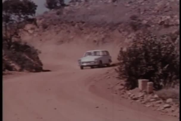 Αυλάκωμα αυτοκινήτων επάνω χωματόδρομο — Αρχείο Βίντεο