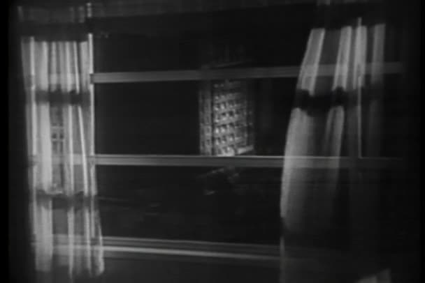Gece tabloya açık pencereden diğerine kaydırma — Stok video