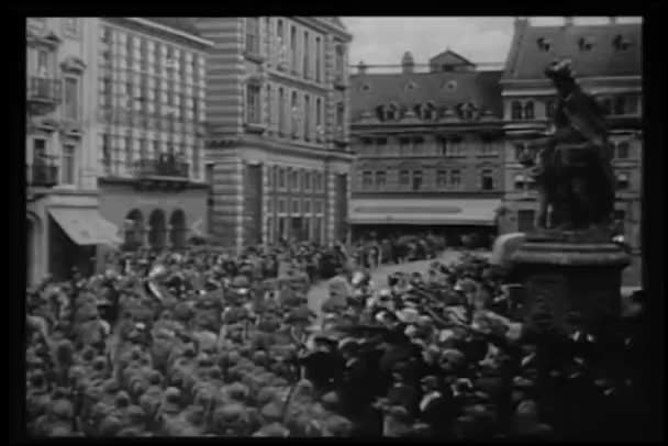 Representación histórica Primera Guerra Mundial Soldados de alto ángulo marchando por la ciudad — Vídeo de stock