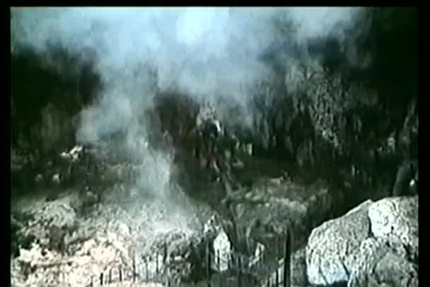 Explosion de bombes autour de soldats dans une grotte — Video