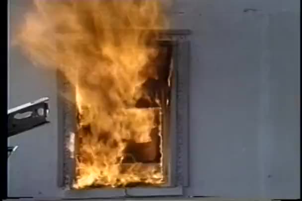 Feuer auflodern, während es durch Fenster wütet — Stockvideo