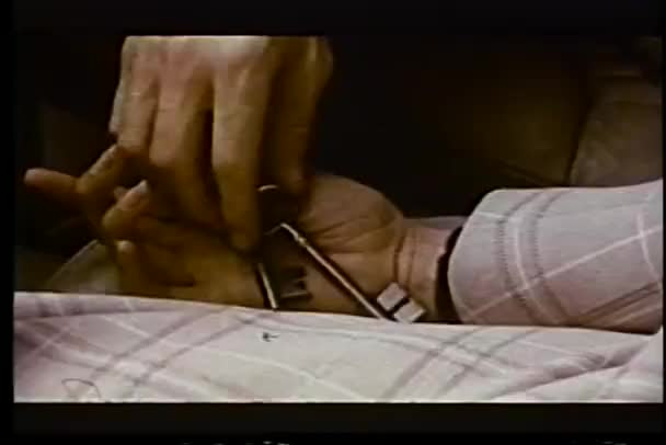 Κινηματογράφηση σε πρώτο πλάνο πρόσωπο που λαμβάνει το σύνολο των κλειδιών από limp χέρι της γυναίκας — Αρχείο Βίντεο