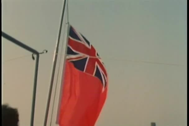 Bajando la bandera de la Armada Británica y levantando la bandera española — Vídeos de Stock