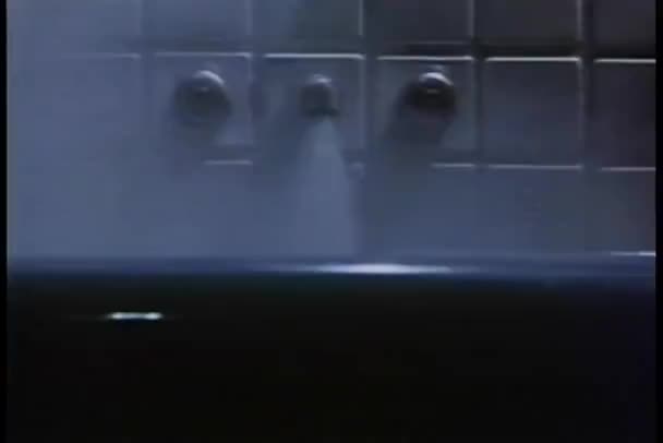 Warmes Wasser fließt in Badewanne — Stockvideo
