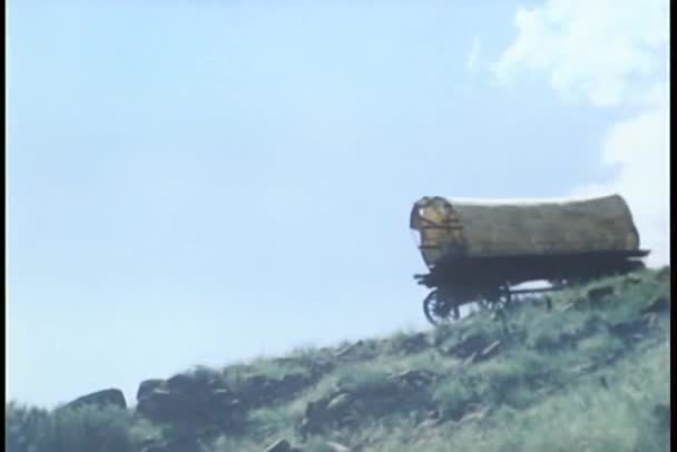 Covered wagon falling down hill — Stock Video