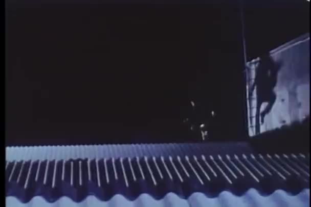 在晚上跑过屋顶的男人 — 图库视频影像