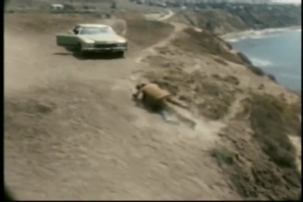Dois homens lutando no topo da montanha à beira-mar — Vídeo de Stock