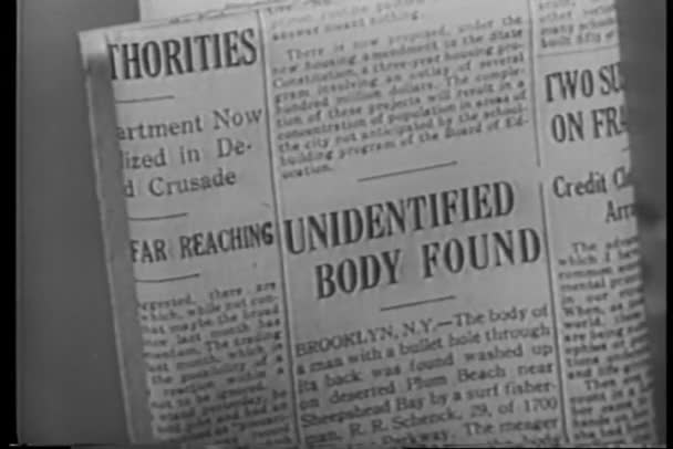 Gros plan mains mettre le journal et ramasser montre-bracelet 