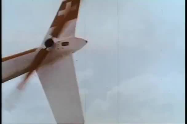Låg vinkel Visa helikopter förlora kontrollen i luften — Stockvideo