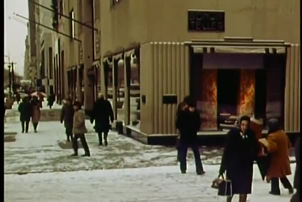 Peatones caminando en la acera cubierta de nieve por Bonwit Teller en la ciudad de Nueva York — Vídeos de Stock