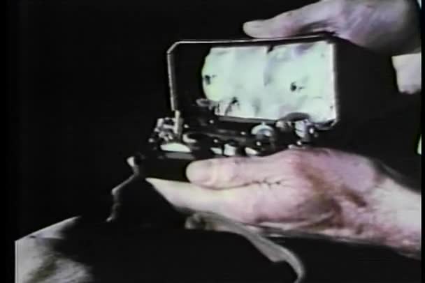 Scatola di apertura mani close-up contenente dispositivo elettronico — Video Stock