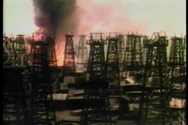 ロング ショット製油所火災石油貯蔵タンクへの拡散 — ストック動画