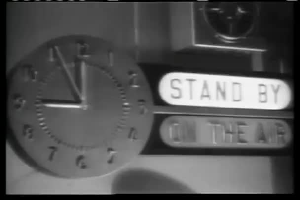 Настенные часы в 9 часов, на вывеске "Воздух" загорается — стоковое видео