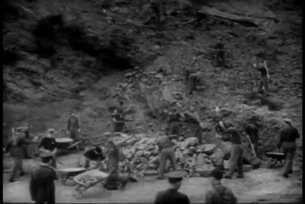 Prisoners working in quarry — Stock Video