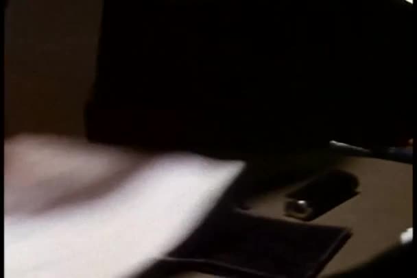 Gros plan femme fouillant dans les papiers sur le bureau 