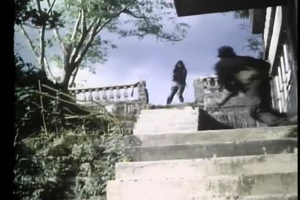 Vue de bas en haut des soldats qui se battent sur l'escalier — Video