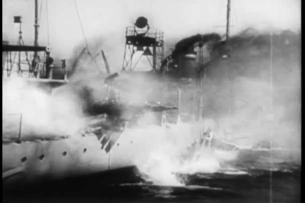 男子弃船，当它下沉 — 图库视频影像