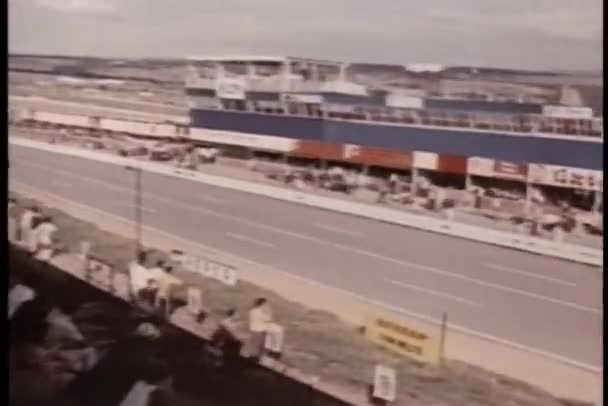 Alto ángulo vista carrera de coches — Vídeo de stock