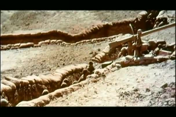 Uitzoomen soldaten verbergen in loopgraven — Stockvideo