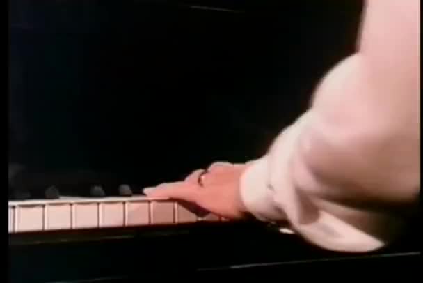 Крупный план рук, играющих на пианино — стоковое видео