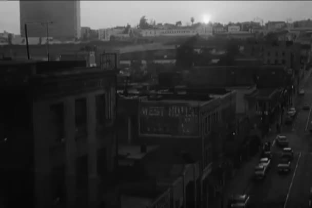 Aufnahme der Stadt in der Abenddämmerung — Stockvideo