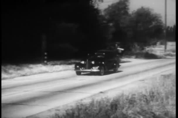1940s auto rijden op landweg — Stockvideo