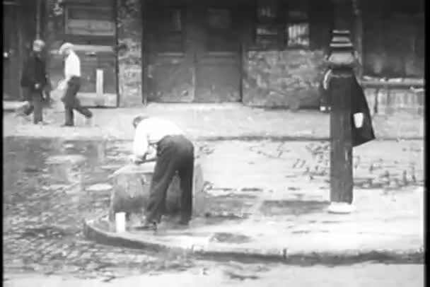 Hombre lavándose la cara en la calle, Ciudad de Nueva York, 1930 — Vídeo de stock